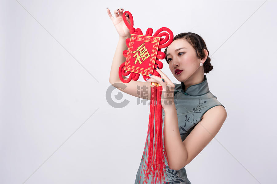 旗袍美女手持福字中国结图片素材免费下载