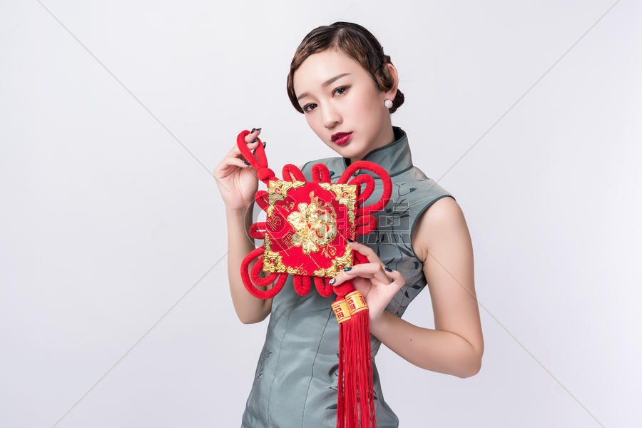 旗袍美女手持福字中国结图片素材免费下载