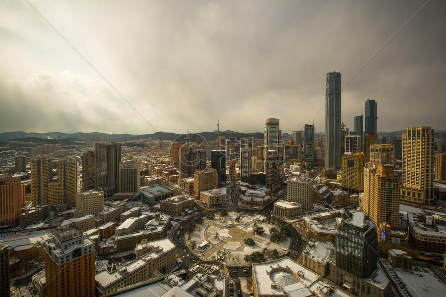 雪景黄昏下的大连中山广场城市风光图片素材免费下载