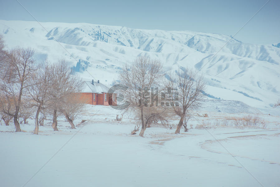 雪山里红房子图片素材免费下载