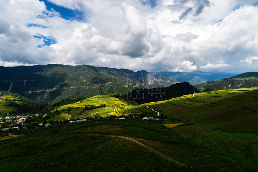 云南香格里拉美丽的风景图片素材免费下载