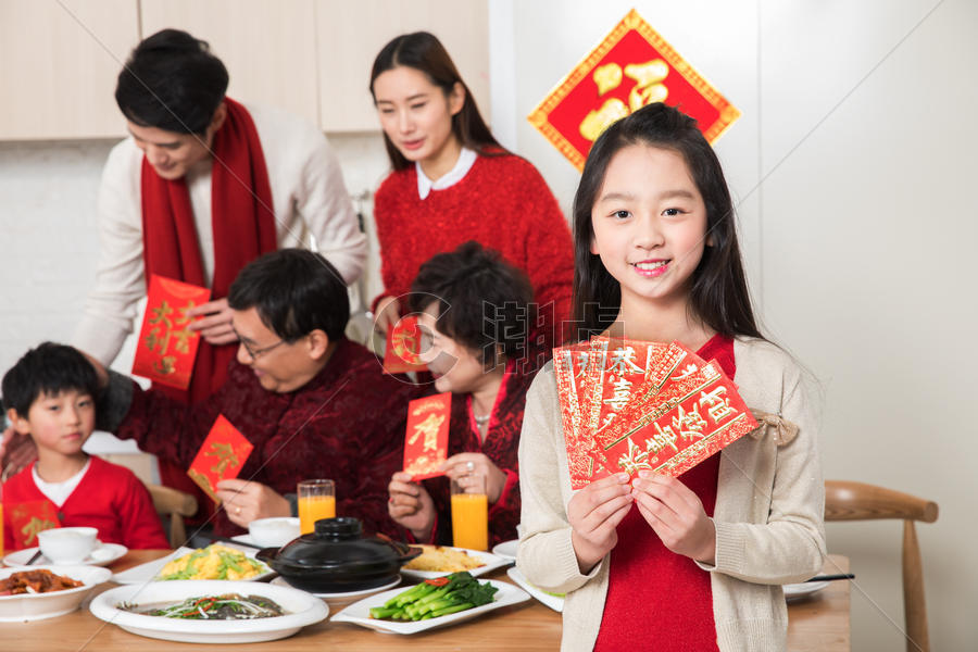 一家人新年团圆饭发红包图片素材免费下载