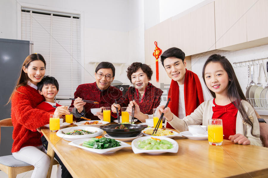 一家人新年吃年夜饭夹菜图片素材免费下载