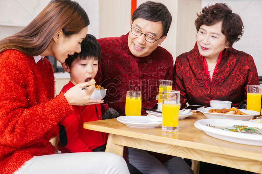 一家人新年吃年夜饭图片素材免费下载