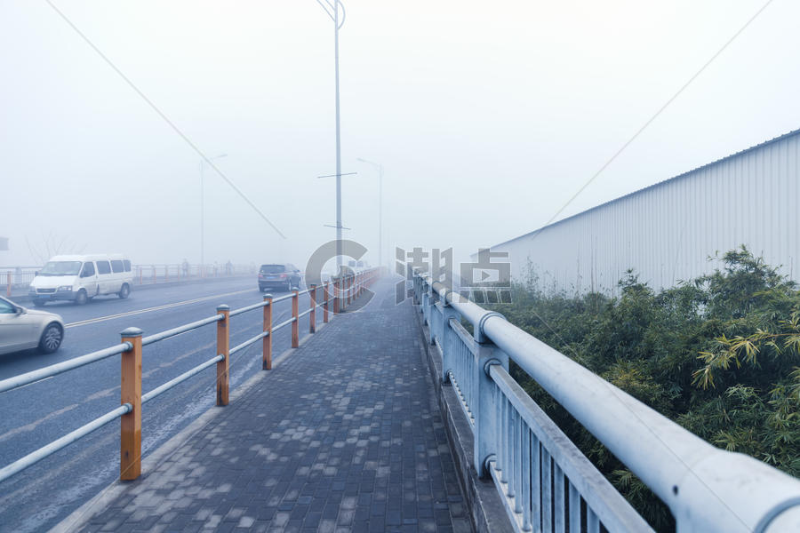 大雾天气下的桥图片素材免费下载