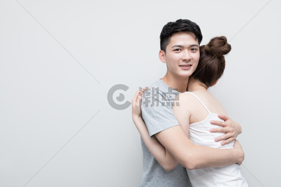 情侣拥抱在一起图片素材免费下载