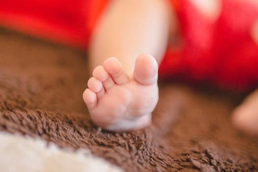 新出生的宝宝小脚丫图片素材免费下载