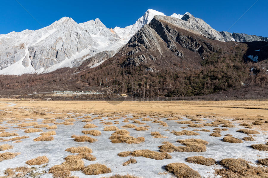 冬天的稻城亚丁雪山图片素材免费下载