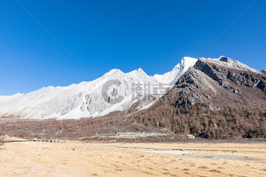 冬天的稻城亚丁雪山图片素材免费下载