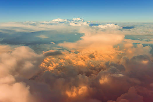 航拍日出时分半空中的云层图片素材免费下载