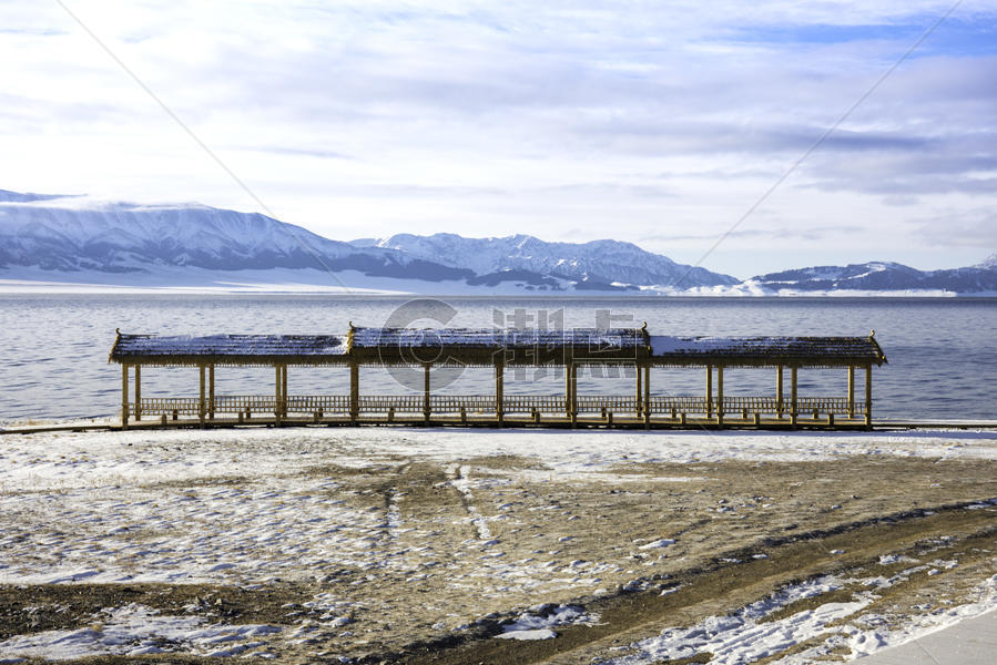 新疆赛里木湖冬季雪景风光图片素材免费下载