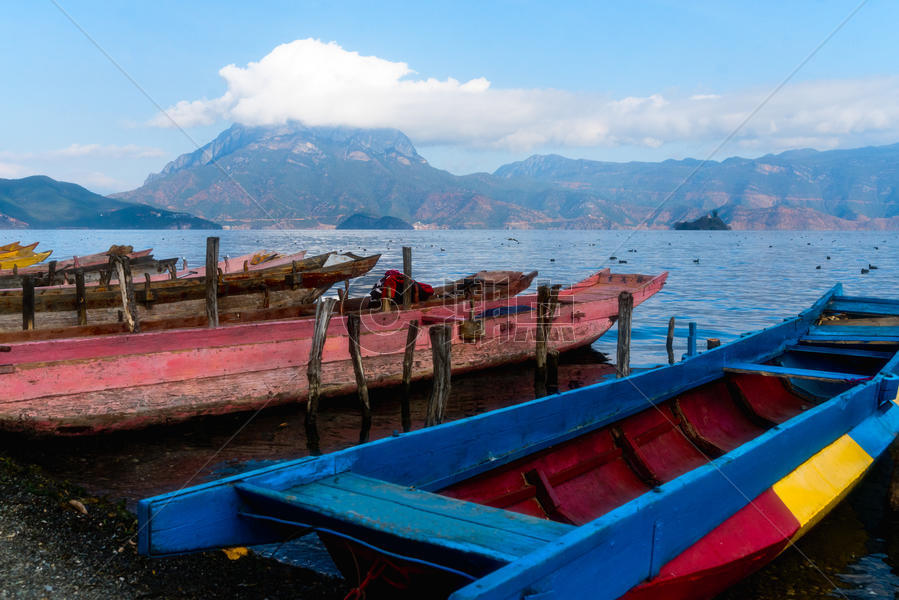 泸沽湖边的猪槽船图片素材免费下载