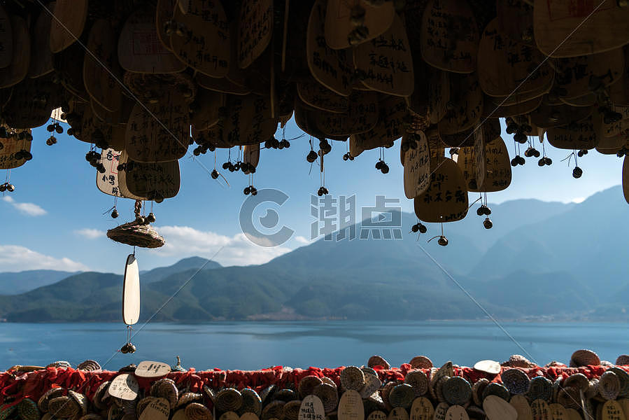 泸沽湖旁的祈福铃铛图片素材免费下载