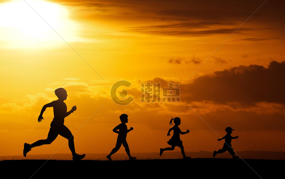 夕阳下奔跑的小孩图片素材免费下载