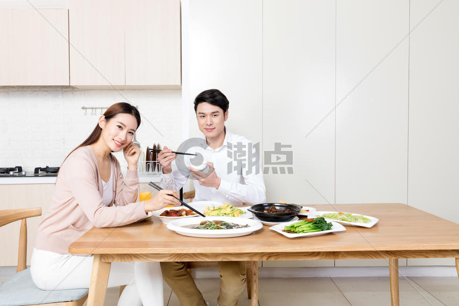 年轻夫妻在家吃饭图片素材免费下载