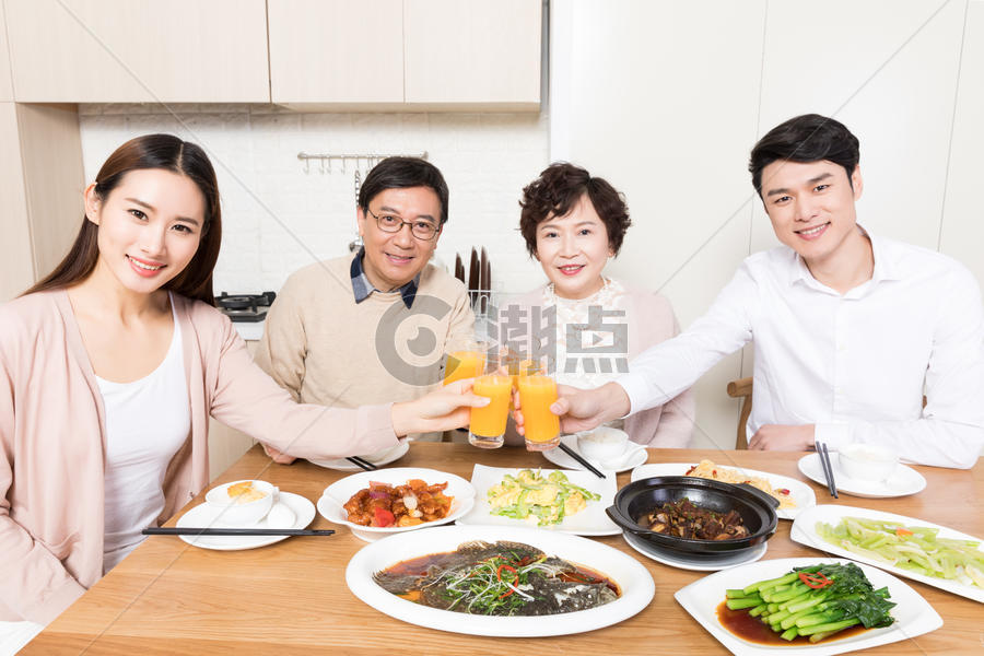 家人一起吃饭聚餐图片素材免费下载
