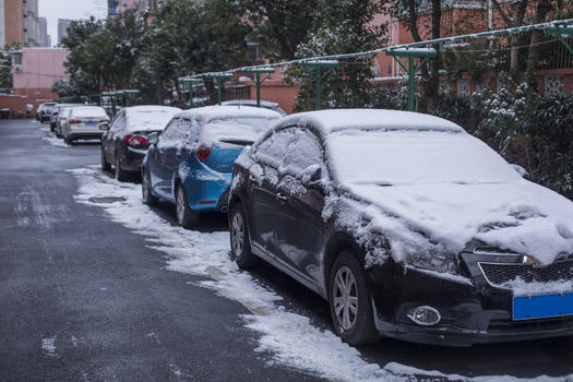 城市中下雪后的汽车图片素材免费下载