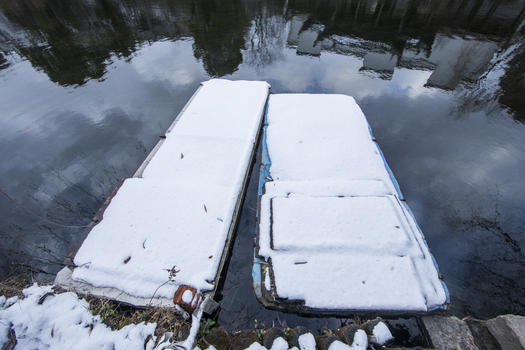 湖面的船积满了白雪图片素材免费下载