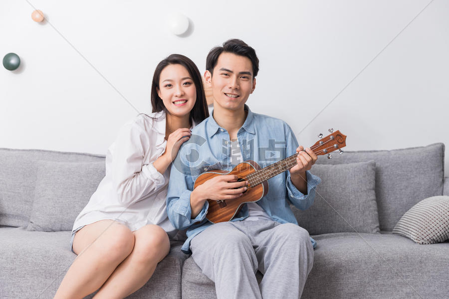 年轻情侣在一起玩音乐图片素材免费下载
