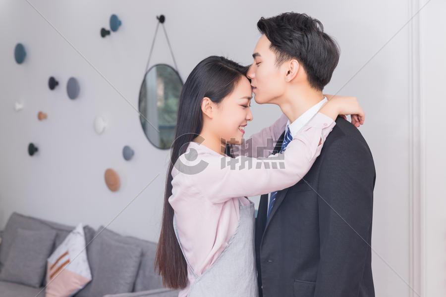 上班的丈夫亲吻妻子图片素材免费下载