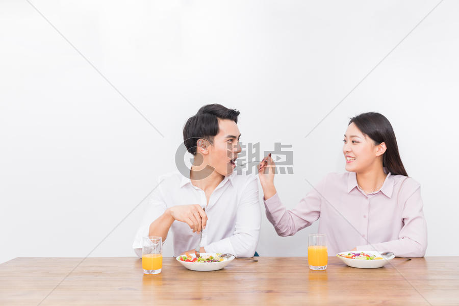 年轻夫妻吃早餐图片素材免费下载