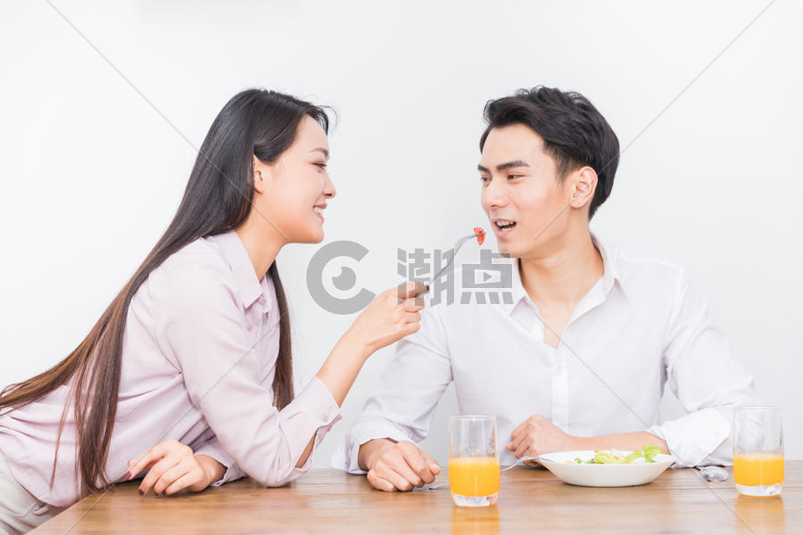 年轻夫妻吃早餐图片素材免费下载