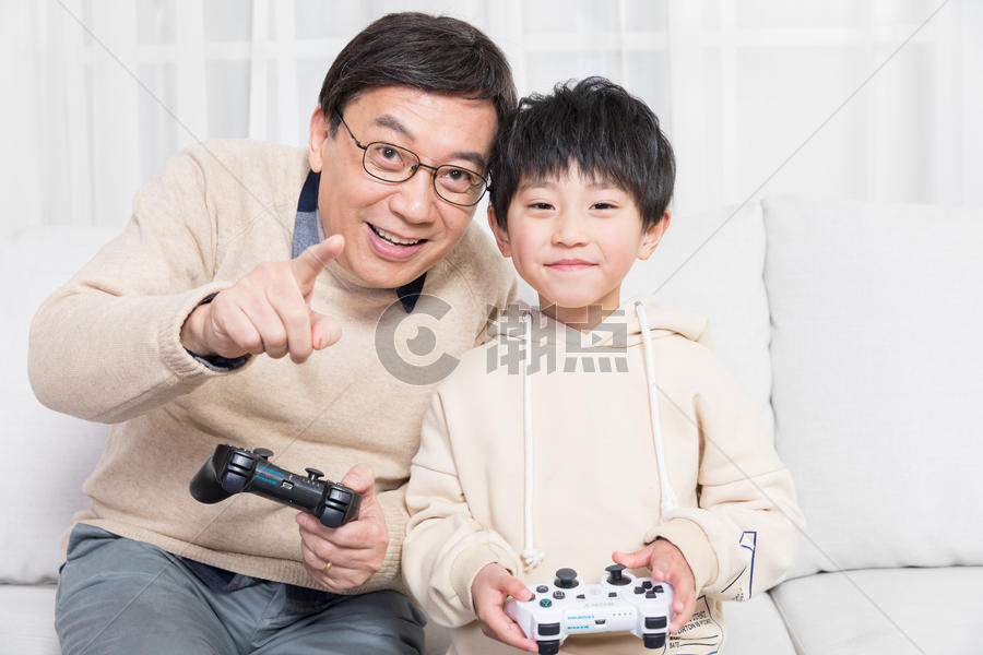 爷爷和孙子在客厅玩游戏图片素材免费下载