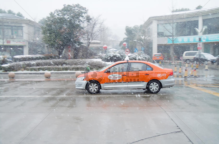 寒冷冬季雪中行驶的出租车图片素材免费下载