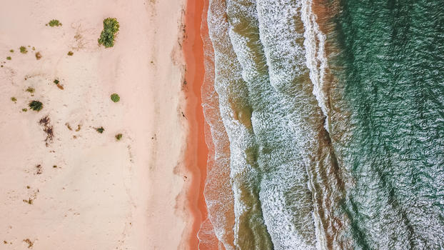航拍海边沙滩带波纹的海浪图片素材免费下载