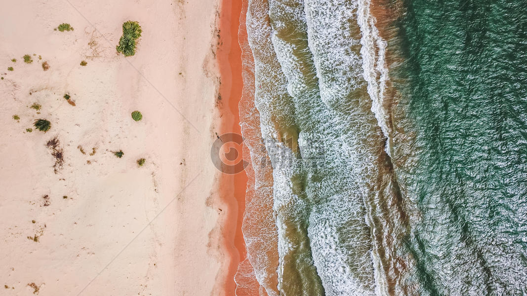 航拍海边沙滩带波纹的海浪图片素材免费下载