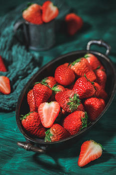 森系采摘新鲜草莓图片素材免费下载