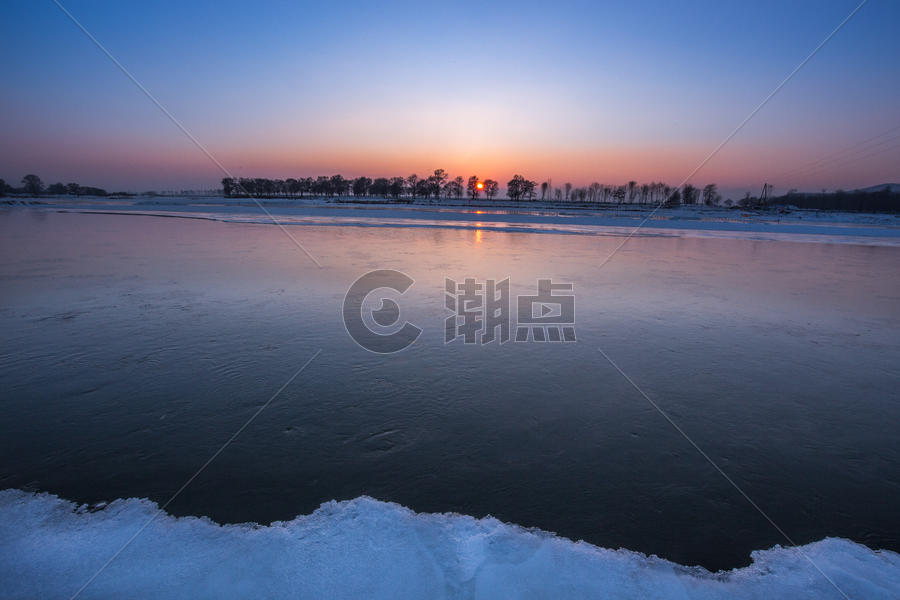冬季结冰的湖水日出图片素材免费下载