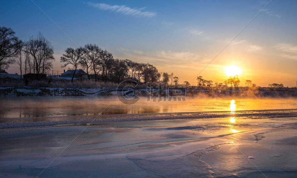 冬季结冰的河上美丽的日出图片素材免费下载