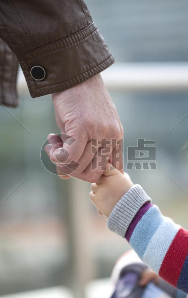 老人与小孩手牵手图片素材免费下载