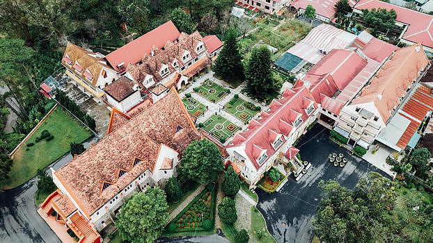 航拍越南的粉红色教堂图片素材免费下载