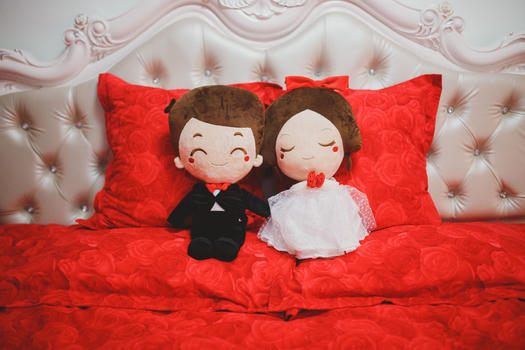 婚礼新床上的玩偶图片素材免费下载