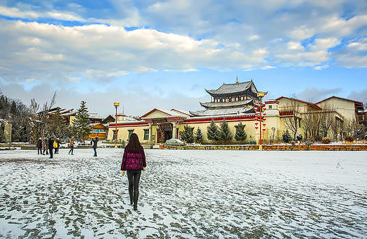 云南雪后的鸡鸣寺广场图片素材免费下载