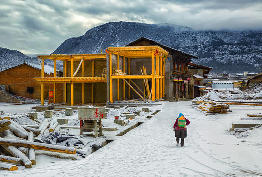 雪后大山里的建筑工地图片素材免费下载