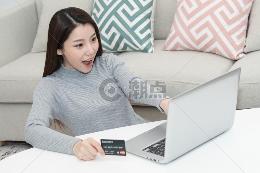 拿着信用卡在客厅网购的女生图片素材免费下载