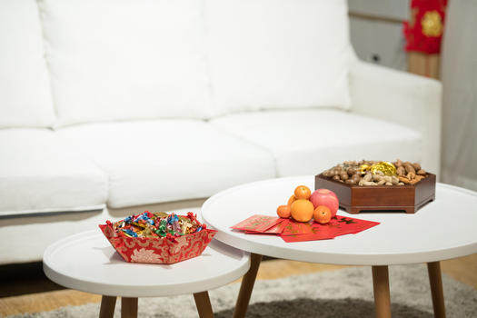 新年客厅桌上摆放坚果糖果水果图片素材免费下载