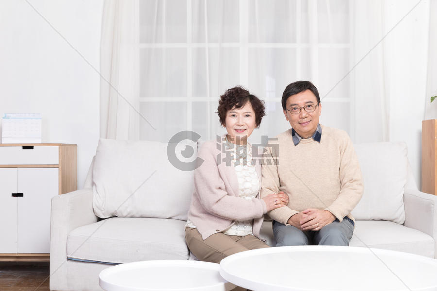老年夫妻客厅坐着聊天图片素材免费下载