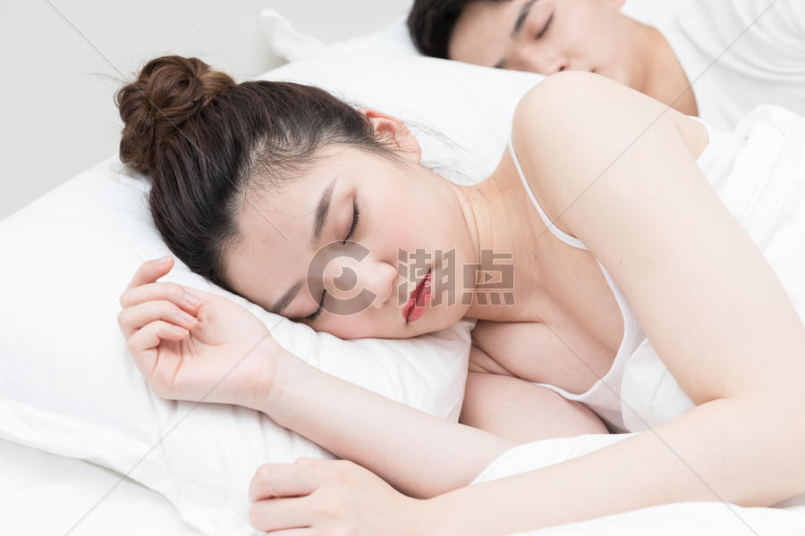 正在睡觉的年轻女性图片素材免费下载