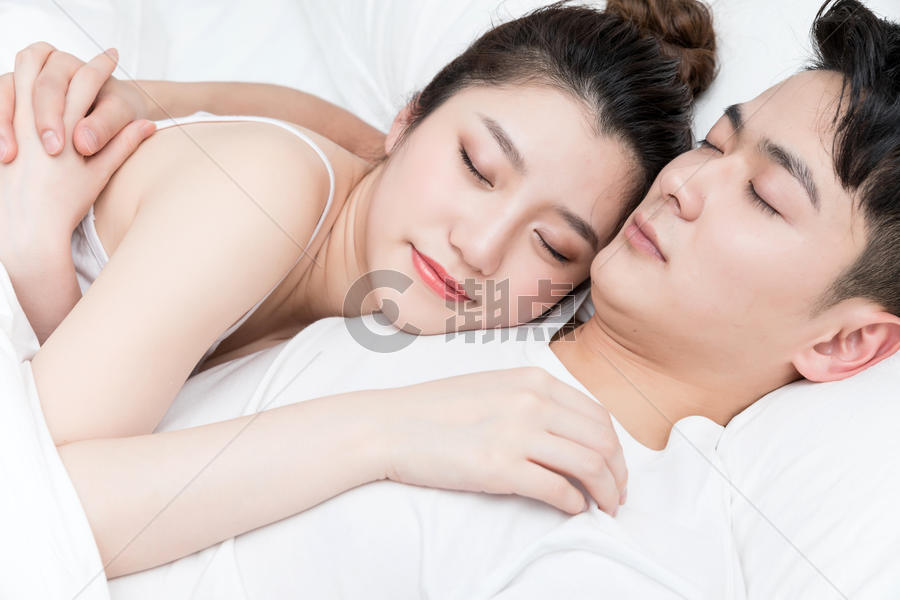 年轻情侣相拥入睡图片素材免费下载