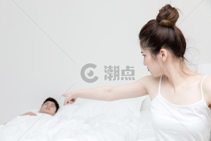 情侣吵架女朋友坐床边生气图片素材免费下载