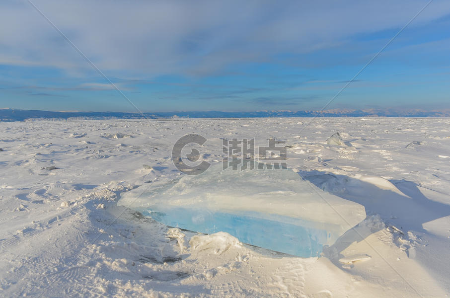 冬天湖面上的蓝色冰块图片素材免费下载