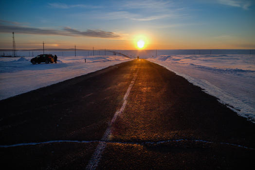 冬日日落与延伸向远方的公路图片素材免费下载