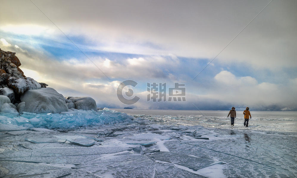 冬天在广阔的冰上行走的人图片素材免费下载