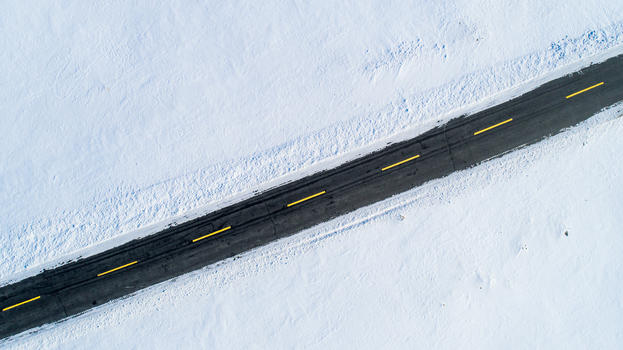 雪地中的汽车公路图片素材免费下载