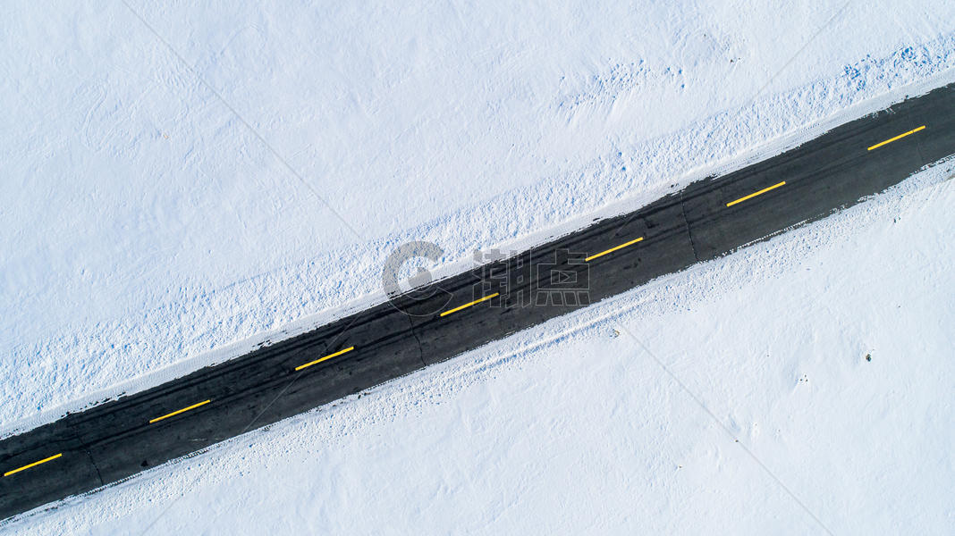 雪地中的汽车公路图片素材免费下载