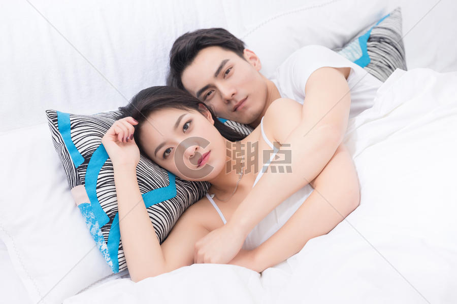 年轻夫妻拥抱躺床上休息图片素材免费下载